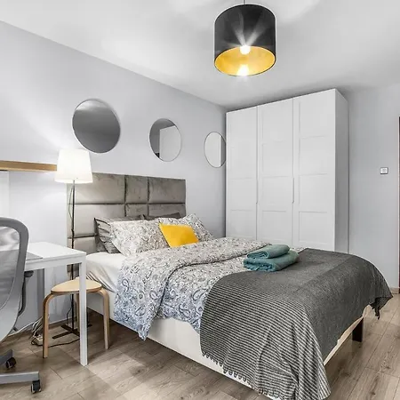3 Bedrooms Close To Downtown Apartment *